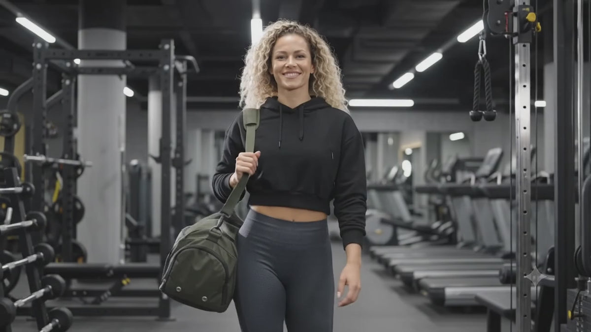 Load video: Frau trainiert im Fitnessstudio